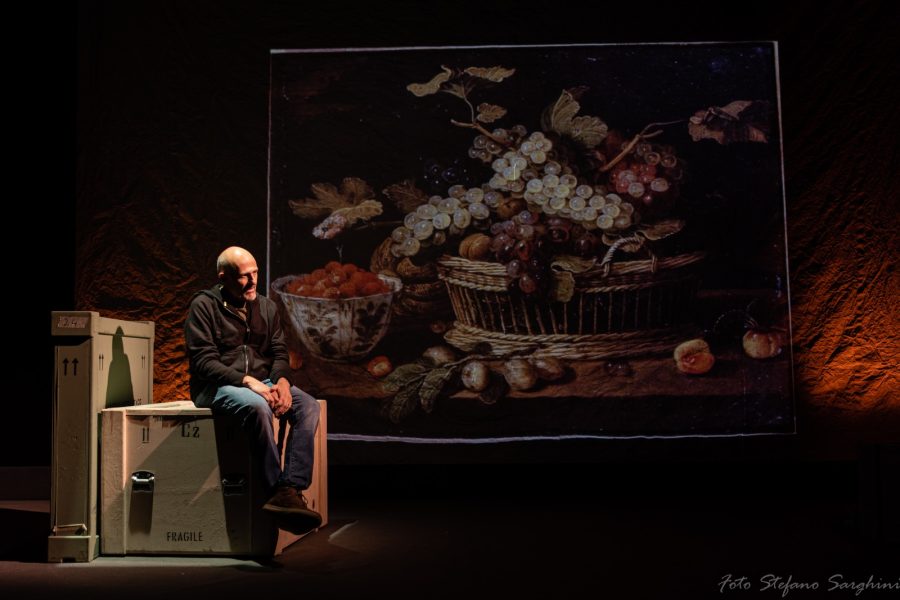 Al Teatro Vittoria, Paolo Triestino tratta l’arte con i Guanti bianchi